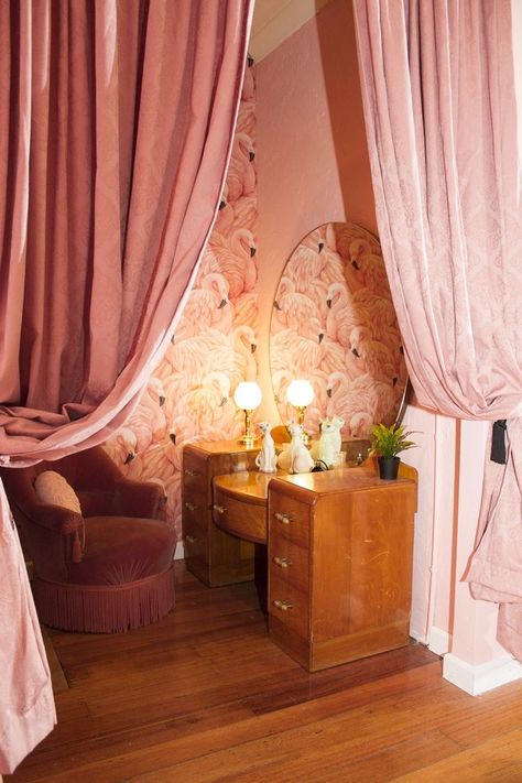 Vintage Hollywood Dressing Room, Vintage Dressing Rooms Hollywood, Dressing Nook In Bedroom, Vintage Dressing Room Burlesque, Burlesque Bedroom Ideas, Hollywood Regency Dressing Room, Burlesque Home Decor, Burlesque Living Room, Burlesque Bedroom Decor