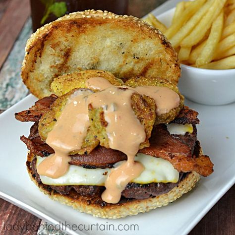 Fried Green Tomato Burgers | A wonderful Southern burger with tangy fried green tomatoes, bacon and a drizzle of thousand island dressing. Yummy Burgers, Juicy Burger Recipe, Unique Burgers, Green Tomato Recipes, Thousand Island, Thousand Island Dressing, Fried Green, Grilled Burgers, Fried Green Tomatoes