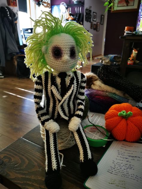 Beetle Juice Crochet, Tim Burton Personajes, Beetle Juice, Knit Projects, Amigurumi Tutorial, Bunny Doll, Knitting Machine, Amigurumi Free, Amigurumi Free Pattern