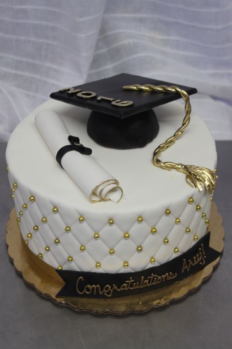 Congratulations cake Graduation Cake Designs, Congratulations Cake, Graduation Party Cake, Senior Graduation Party, Anniversaire Diy, Yoghurt Cake, Graduation Cupcakes, Magic Cake, Salty Cake