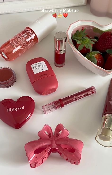 Strawberry Makeup, 00s Mode, Fancy Makeup, Pretty Skin Care, Pretty Skin, Makeup Items, روتين العناية بالبشرة, Beauty Product, Makeup Essentials