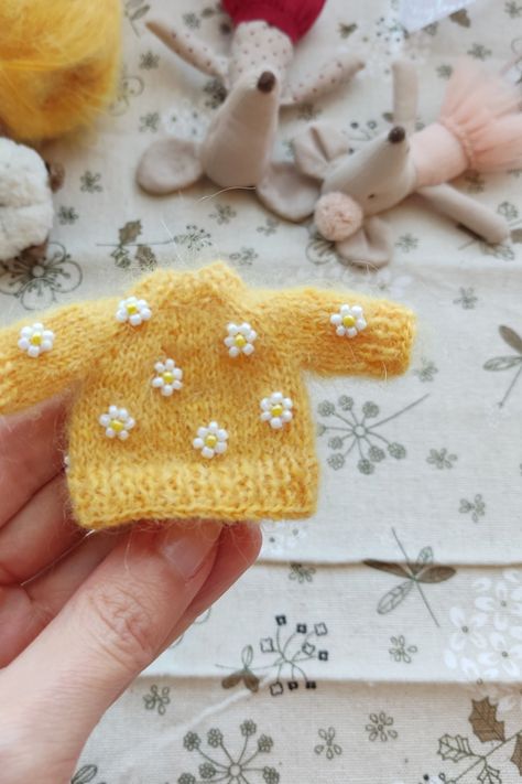 Daisy sweater for maileg mouse Big Sister.#KnittingForKids#HandmadeChildrensClothes#DIYKidsFashion#KnitwearForKids#KidsKnitFashion#KnittingPatternsForKids#KnittedKidsWear#ChildrensKnitwear#KidsFashionKnits#KnitForLittleOnes Sweater Doll, Daisy Sweater, Miniature Knitting, Maileg Mouse, Little Cotton Rabbits, Knitting Dolls Clothes, Homemade Dolls, Doll Diy Crafts, Crochet Goodies