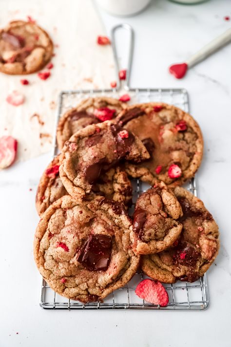 Delicious gooey chocolate and freeze dried strawberries come together on the softest, yet crunchiest cookie. These come together in half an hour making your Valentine's Day wonderfully romantic and incredibly delicious. Strawberry Chip Cookies, Strawberry Chocolate Clusters, Strawberry Chocolate Cookies, Chocolate Covered Strawberry Cookies, Chocolate Covered Strawberries Cookies, Chocolate Strawberry Cookies, Unhealthy Desserts, Chocolate Strawberry Desserts, Chocolate Clusters