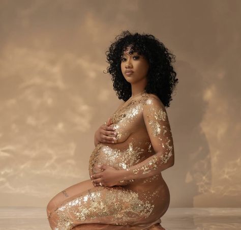 Henna Pregnant Belly Maternity Photos, Sun Maternity Shoot, Maturity Shoot Ideas, Single Mother Maternity Pictures, Prenatal Photoshoot Ideas, Maternity Photoshoot Black Women, Gold Maternity Shoot, Neutral Maternity Pictures, Sunflower Maternity Pictures