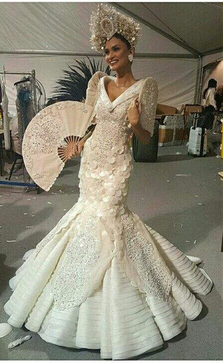 Miss Universe Pia with her Filipino traditional inspired gown.....truly astonishing!!!!.... :) Modern Barong, Pia Alonzo Wurtzbach, Philippines Dress, Gown Poses, Miss Universe Costumes, Modern Filipiniana Gown, Dresses For Dolls, Filipiniana Wedding Dress, Miss Universe National Costume