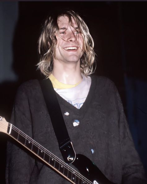 4,236 Likes, 4 Comments - Kurt Cobain (@kurdtcodbain) on Instagram: “Just Kurt Cobain at Kilburn National Ballroom in London, 1991.…” Kurt Cobain Style, Curco Vein, Kurt Cobain Photos, Donald Cobain, Krist Novoselić, Nirvana Kurt Cobain, Nirvana Kurt, Grunge Band, Dave Grohl