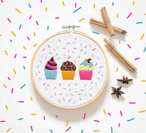 Cupcake Embroidery Patterns, Baking Cross Stitch, Cupcake Funny, Cupcake Embroidery, Embroidery Hoop Art Tutorial, Beginner Cooking, Embroidery Hoop Art Diy, Funny Embroidery, Mini Embroidery