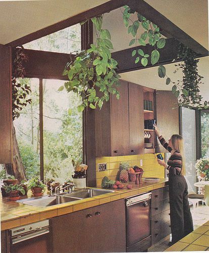 Beautiful windows and hanging plants in this 70s kitchen Hippie Kitchen, 70s Interior Design, 1970s Kitchen, 70s House, 70s Interior, Retro Interior Design, 70s Home, 70s Home Decor, 70s Decor