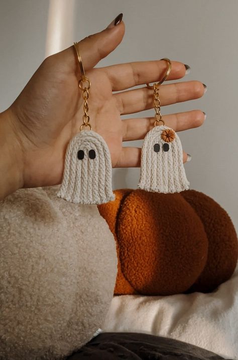 The cutest little boo keychain you need if you're a halloween lover! don't you agree?  you have the choice to make the OG boo or style it up with a flower! please feel free to message us with any custom requests or questions. Fall Keychain Ideas, Halloween Things To Sell, Cute Fall Crafts For Teens, Halloween Keychains Diy, Spooky Macrame, Knitting Keychain, Macrame Ghost, Halloween Macrame, Macrame Projects Ideas