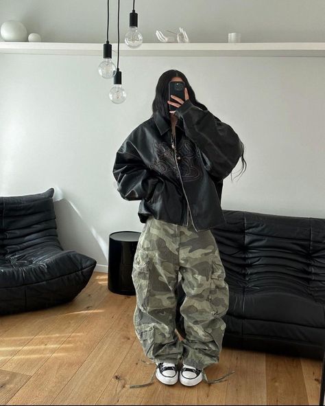 Baggy Army Pants, Army Cargo Pants Outfit, Army Pants Outfit, Tomboy Stil, Find Your Own Style, Pakaian Hipster, Camo Pants Outfit, Tomboy Outfit, Army Cargo Pants