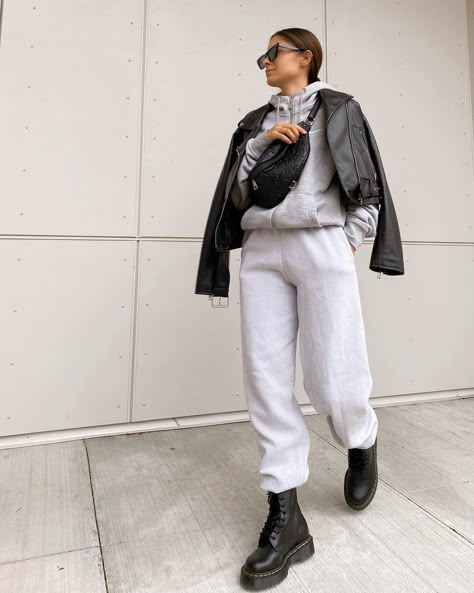 Dr Martens With Sweatpants, Sweats With Doc Martens, Dr Martens Sweatpants Outfit, Joggers And Doc Martens, Sweats And Doc Martens, Hiphop Outfit Women Street Style, Jess Hunt Outfit, Zara Street Style, Jess Hunt