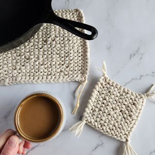 Knit Hot Pads Free Pattern, Hot Pads Diy, Knit Coaster, Christmas Craft Show, Crochet Placemats, Mug Rug Patterns, Easy Patterns, A Gift Basket, Dishcloth Knitting Patterns