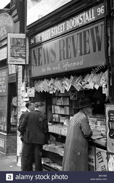 A newspaper vendor in London's Fleet Street circa 1950 London England Photography, 1950 Art, Newspaper Stand, Tea Houses, Times Newspaper, Street Vendor, Rooney Mara, London History, Fleet Street