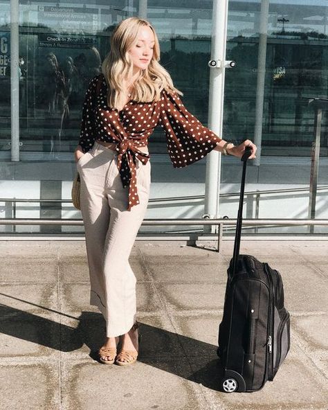 Beige Linen Trousers, Elegant Feminine Outfits, Body And Style, Ellie Jean, Airport Chic, Style Roots, Grandma Aesthetic, Air Port Outfit, Bell Sleeve Crop Top