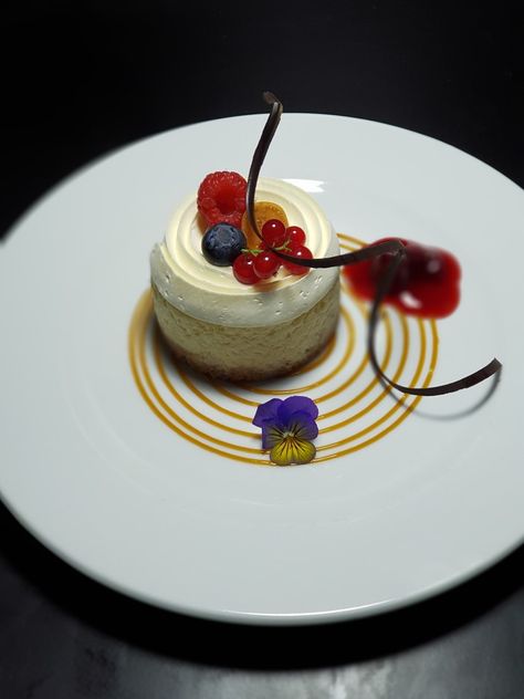 Mousse Cake Plating, Cake Plating, Plated Dessert, Dark Art Tattoo, Plated Desserts, Dessert Cake, Mousse Cake, Food Plating, Cake Plates