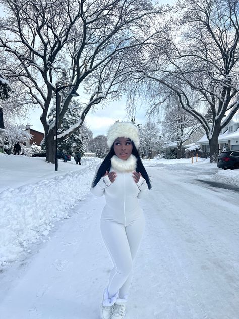 All White Skiing Outfit, Snow Pictures Black Women, Snow Fits Black Women, Winter Cabin Trip Black People, Cabin Trip Outfit Winter Black Women, Black Women Snow Outfits, Snow Baddie, Cabin Trip Outfit Black Women, Snow Outfits For Black Women