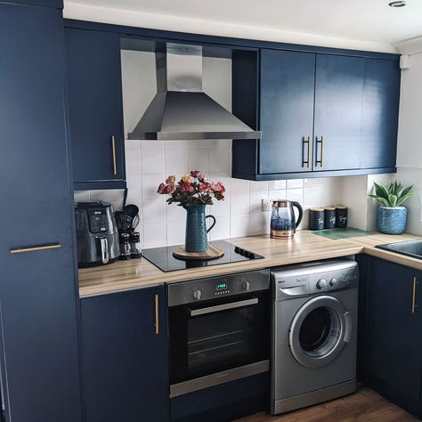 DIYers share £80 dark navy blue kitchen makeover Dark Navy Blue Kitchen, Small Navy Kitchen, Navy Kitchen Ideas, Spray Paint Kitchen Cabinets, Upcycle Kitchen, Dark Blue Kitchen, Dark Blue Kitchens, Navy Blue Paint, Update Kitchen Cabinets