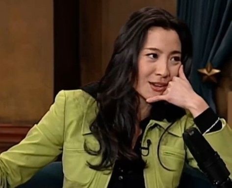 Michelle Yeoh Hair, Michelle Yeoh Aesthetic, Michelle Yeoh 90s, Michele Yeoh, 90s Makeup Look, Burly Men, Girl God, Michelle Yeoh, 90s Hairstyles