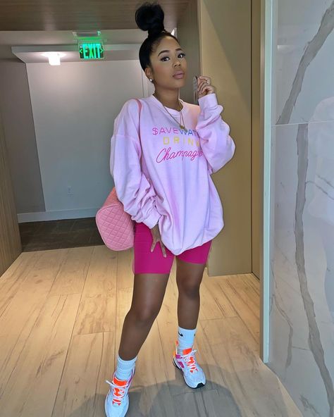 52k Likes, 378 Comments - 𝕄𝕣𝕤.𝔹𝕖𝕟𝕥𝕝𝕖𝕪 ♥ (@minaamonroe) on Instagram: “🥂💕” Baddie Clothes, Biker Shorts Outfit, Millennials Fashion, Baddie Fits, Chill Fits, Chill Outfits, Shorts Outfit, Cute Swag Outfits, 2022 Fashion