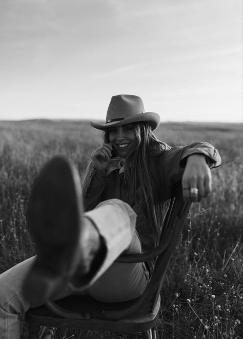 Boho Inspired Photoshoot, Amazing Senior Pictures, Western City Photoshoot, Casual Western Photoshoot, Cowgirl Birthday Pictures, Country Musician Photoshoot, Western Self Portrait, Western Style Pictures, Moody Cowgirl Photoshoot