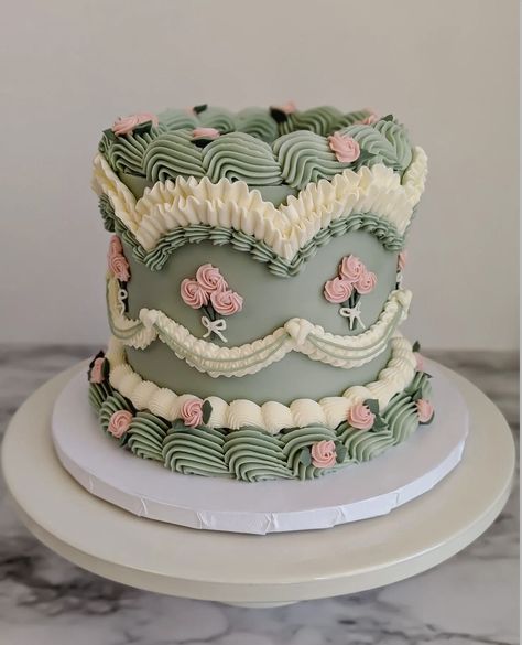 Bolo Vintage, Vintage Birthday Cakes, Homemade Birthday Cakes, Green Cake, Tall Cakes, Pretty Dessert, Buttercream Flowers, Pretty Birthday Cakes, Just Cakes