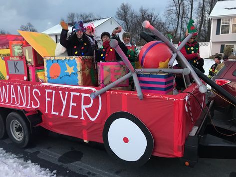 Parade Float Theme, Christmas Floats, Car Decoration Ideas, Trunker Treat Ideas, 50s Christmas, Homecoming Floats, Christmas Parade Floats, Classic Holiday Decor, Parade Ideas