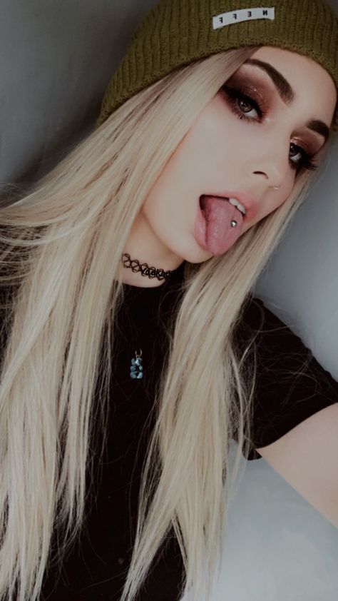 Different Types Of Tongue Piercings, Cool Piercings Tongue, Tip Of The Tounge Piercing, Split Tounge With Piercings, Mouth Piercings, Egirl With Tongue Out, Pretty Punk, Tongue Piercing, Piercings Unique