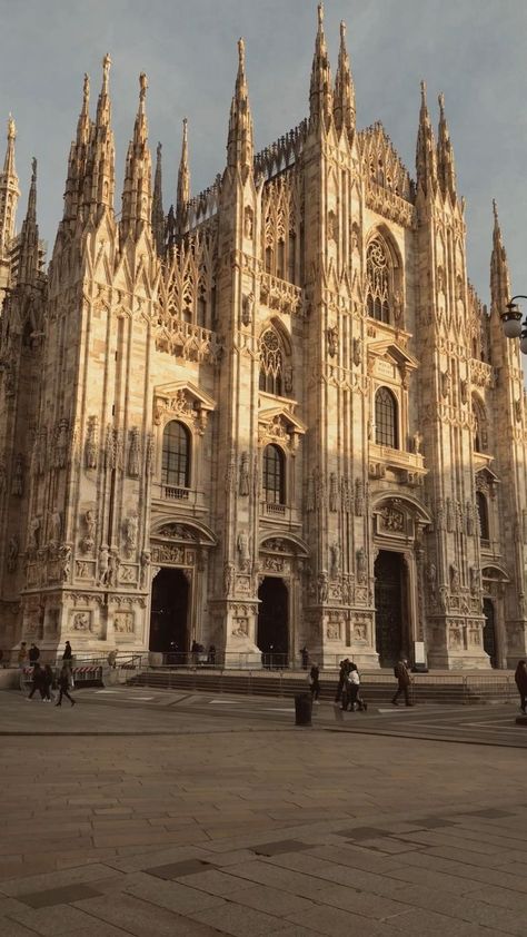 Milano Cathedral, Madrid Shopping, Milano Duomo, Duomo Milan, Milan Travel, Mediterranean Aesthetic, Italy Vibes, Milan Cathedral, Exfoliating Sponge