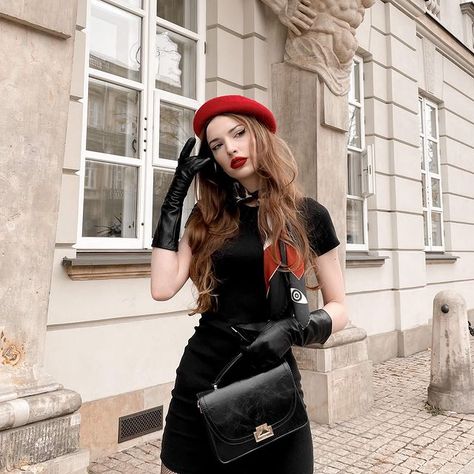 Paris Fashion Outfits, Outfit With Gloves, Modern Persephone, Outfits With Gloves, Parisian Outfit, Beautiful Compliments, Dark Dress, 90s Model, Gossip Girl Fashion