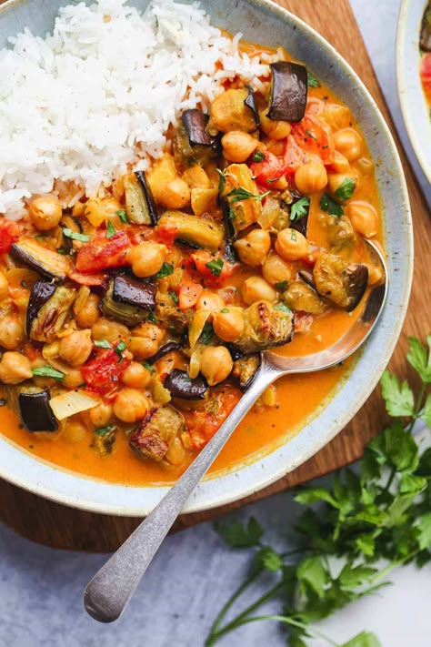 Vegan Eggplant Recipes, Aubergine Recipes, Aubergine Curry, Curry Masala, Aubergine Recipe, Eggplant Recipes Easy, Chickpea Curry Recipe, Vegan Eggplant, Garbanzo Bean