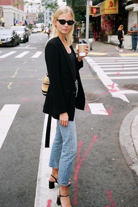 What to Wear on Your Next Coffee Run Minimal Chic Outfit, Coffee Outfit, Chic Chic, Sandals Outfit, Inspirational Sayings, Mode Inspiration, Street Styles, Look Cool, Look Fashion