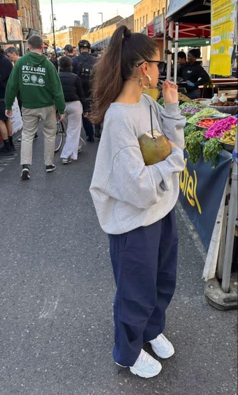 outfit inspo, grey jumper, blue cargos, gold hoops Winter Fits Medium Size, Comfy Outfits Baggy, Basics Outfit Winter, Lazy Tomboy Outfits, Comfy Cinema Outfit, Revision Outfit, Midterm Outfit, Easy Cool Outfits, Girly Rainy Day Outfit