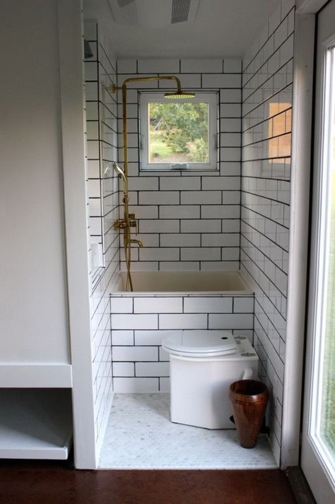 Minim Tiny House on Wheels Built by Brevard Tiny House- cool bathroom Reka Bentuk Rumah Kecil, Tiny House Bathtub, House Bathroom Designs, Small Bathtub, Bathroom Tub Shower, Rv Bathroom, Bathroom Shower Design, Best Tiny House, Bad Inspiration