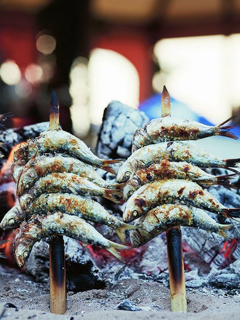 Cooking On The Beach, Grilled Sardines Recipe, Sardine Fish Photography, Fresh Sardines, Fish Bbq, Cooking Fish Over Campfire, Beach Cooking, Grilled Fish Photography Food Styling, Spanish Sardines