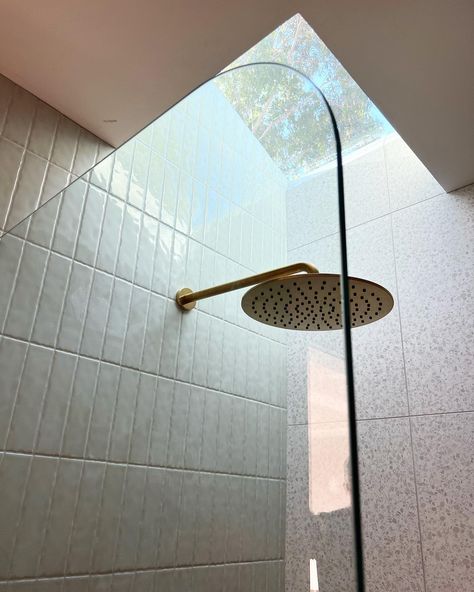 Bathrooms With Sky Lights, Shower With A Skylight, Sky Light Bathroom, Bathroom Skylight, Shower Skylight, Skylight Bathroom, Unicorn House, Suite Ideas, Shower Screens