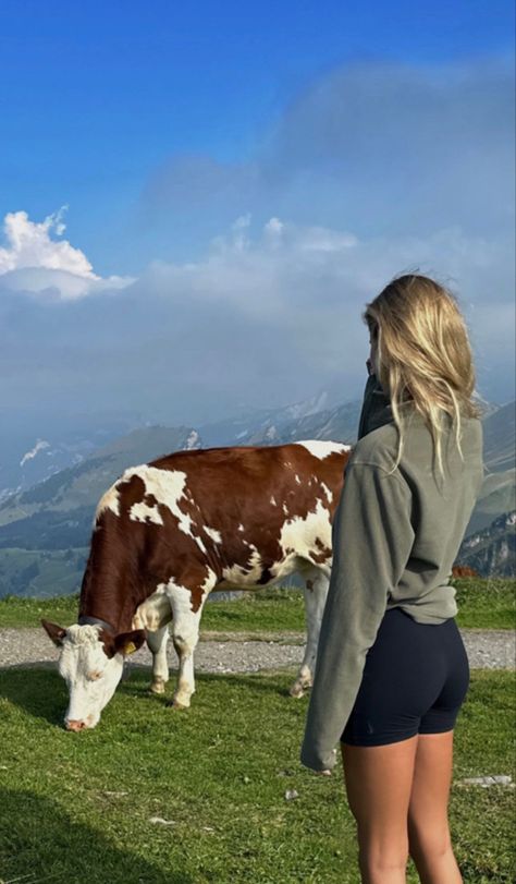 Hiking Outfits For Women Summer, Laila Hasanovic, Mountain Pics, Tourist Style, Chic Spring Outfits, Wander Outfit, Switzerland Hiking, Hiking Pics, Summer Long Sleeve