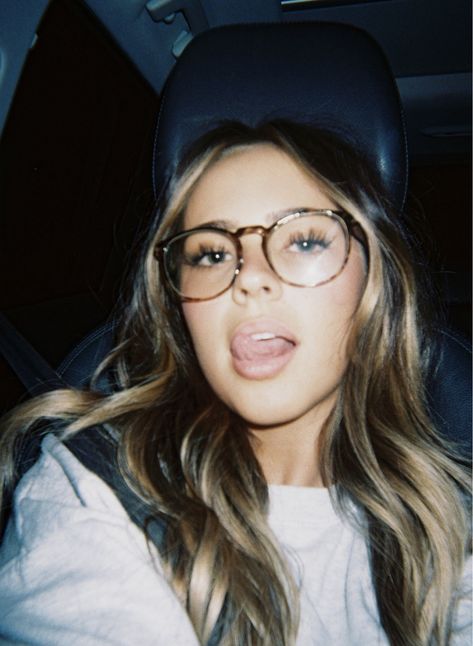 People With Glasses, Glasses Inspiration, Cute Glasses, Cute Makeup Looks, Girls With Glasses, Instagram Photo Inspiration, Cute Poses, Cute Selfie Ideas, Pretty Selfies