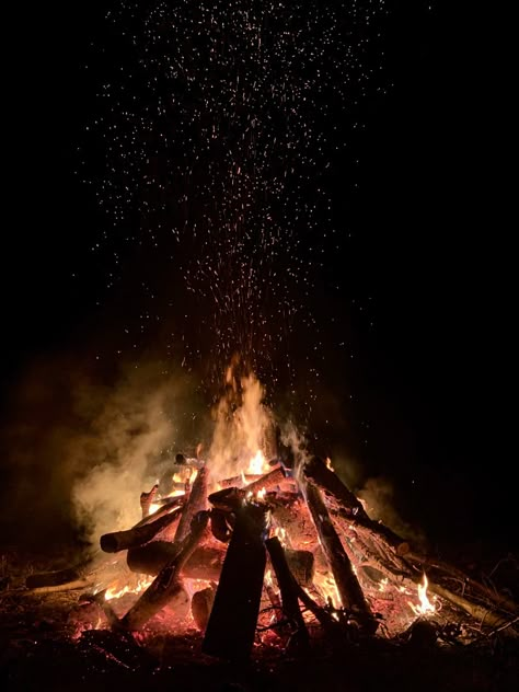 Winter Bonfire Aesthetic, Bonfire Asethic, Bonfire Aesthetic Party, Night Bonfire Aesthetic, Bonfires Aesthetic, Hay Ride Aesthetic, Bon Fire Aesthetics, Fall Bonfire Aesthetic, Bombfire Night