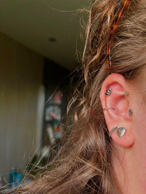 Ear piercings which include Double lobe, conch, tragus, forward helix, flat helix. With a mix if silver jewellery and black gemstone earrings Conch And Forward Helix Piercing, Piercing Lobe, Forward Helix Piercing, Forward Helix, Piercing Ideas, Helix Piercing, Tragus, Conch, Helix