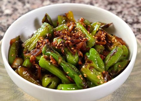 Stir-fried green chili peppers (Gochu-bokkeum: 고추볶음) recipe by Maangchi Maangchi Recipes, Kimchi Bokkeumbap, Green Pepper Recipes, Stir Fry Greens, Chili Pepper Recipes, Shishito Peppers, Vegetable Pancakes, Green Chili Peppers, Spicy Rice