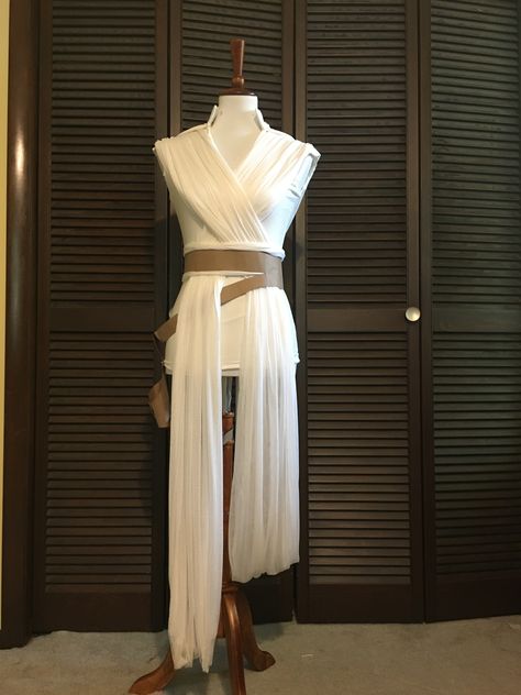 Jedi Outfit Female Aesthetic, White Jedi Outfit, Jedi Costume Female, 70s Themed Outfit, 70s Themed Outfits, Ideas For 18th Birthday, Wrap Outfit, Rey Star Wars Costume, Ray Star Wars