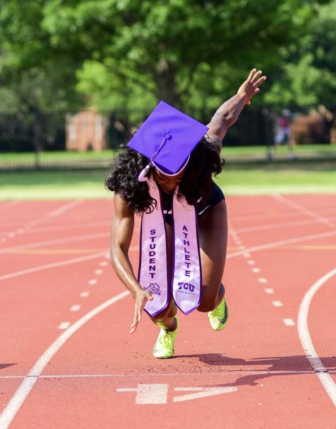 Graduation Ideas For High School Seniors Photography Poses, Senior Track Picture Ideas, Track Graduation Pictures, Senior Pictures Track, Track Photoshoot Photo Ideas, Jae Core, Track Szn, Sport Tips, Sport Photoshoot Ideas