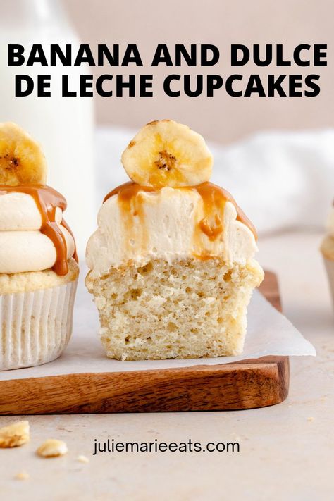 Super soft and delicious banana cupcakes, topped with a smooth Dulce de Leche buttercream, extra Dulce de Leche and decorated with banana chips. Chocolate Spring Desserts, Cupcakes For A Crowd, Pumpkin Fall Desserts, Homemade Cake Mix Recipes, Apple Dessert Ideas, Simple Homemade Cake, Fall Desserts Recipes, Banoffee Cupcakes, Cake Mix Ideas