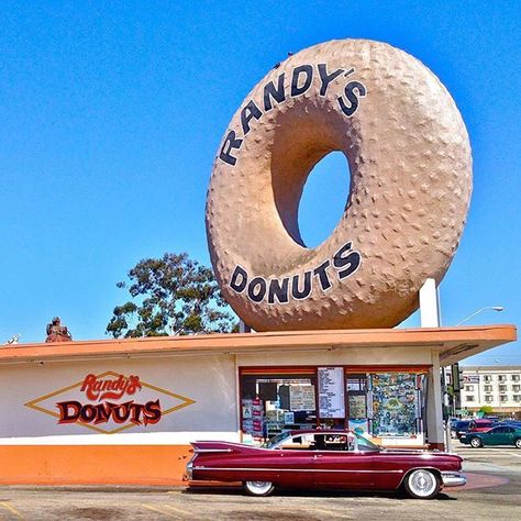 Discover Los Angeles pe Instagram: „📷@_charlesphoenix | 🍩The world famous Randy’s Donuts (@randysdonutsla) is the most recognized donut shop in the world and one of the most…” Randys Donuts, Donut Shops, Doughnut Shop, 1959 Cadillac, Disney World Pictures, Los Angeles Restaurants, Los Angeles Shopping, Coffee Breakfast, Donut Shop