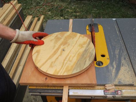 How to Cut Perfect Circles with A Table Saw - All Table Saw Jigs, Basic Woodworking, Woodworking Shows, Best Woodworking Tools, Woodworking Table, Learn Woodworking, Diy Holz, Woodworking Bench, Woodworking Jigs