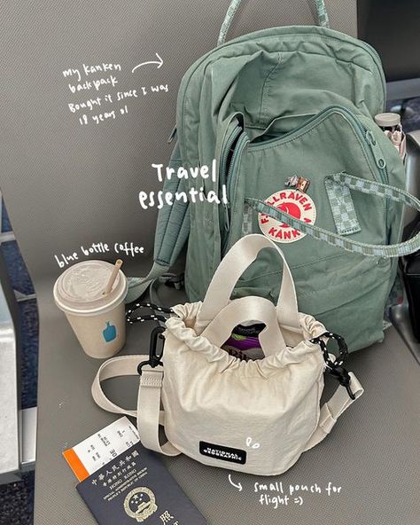 Yɪᴋ ᴍɪʟᴋ ☕️ on Instagram: ". Travel essential ✨✈️🤎" Kanken Aesthetic, Cottage Clothes, Mochila Fjallraven Kanken, Backpack Fjallraven, Traveling Aesthetic, Blue Bottle Coffee, Inside My Bag, Handbag Essentials, Trip Essentials