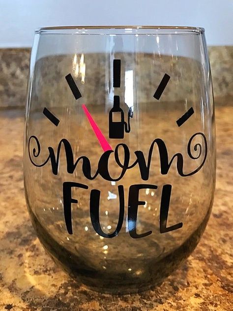 Cricut Wine Glasses, Glitter Wine Glasses Diy, Wine Glass Vinyl, Tattoos Animals, Wine Glass Sayings, Glitter Wine Glasses, Wine Glass Designs, Diy Wine Glasses, Projets Cricut