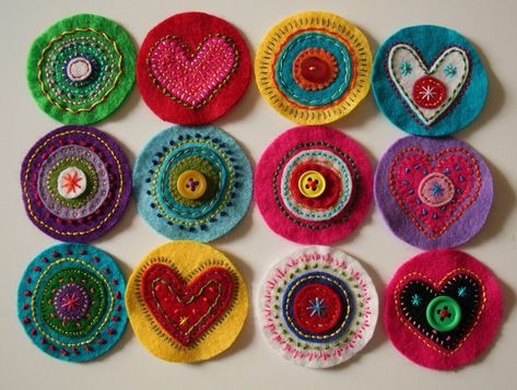 Wool Felt Projects, Rainy Day Crafts, Fabric Brooch, Penny Rug, Felt Embroidery, Penny Rugs, Wool Projects, Felt Brooch, Felt Decorations