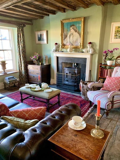 Cabin Livingroom, English Country House Style, Welsh Cottage, English Classic, Magazine Shoot, Country House Style, English Country Cottage, Village Green, English Decor