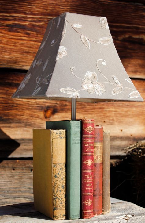 Create furniture pieces like lamps, side tables, or coffee tables by piling up old books. Be sure to glue the books together so you won't have to stack them up again if the pieces ever topple over. Diy Luminaire, Koti Diy, Old Book Crafts, Book Furniture, Recycled Books, Book Lamp, Diy Lampe, Upcycled Home Decor, Diy Recycle